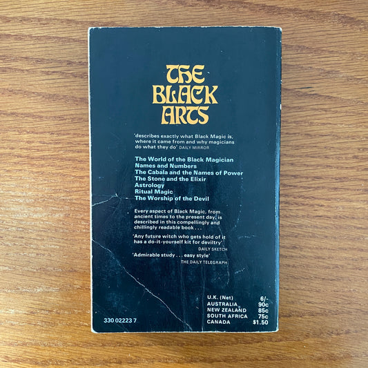 The Black Arts:: A Concise History of Witchcraft, Demonology, Astrology, Alchemy, and Other Mystical Practices Throughout the Ages - Richard Cavendish