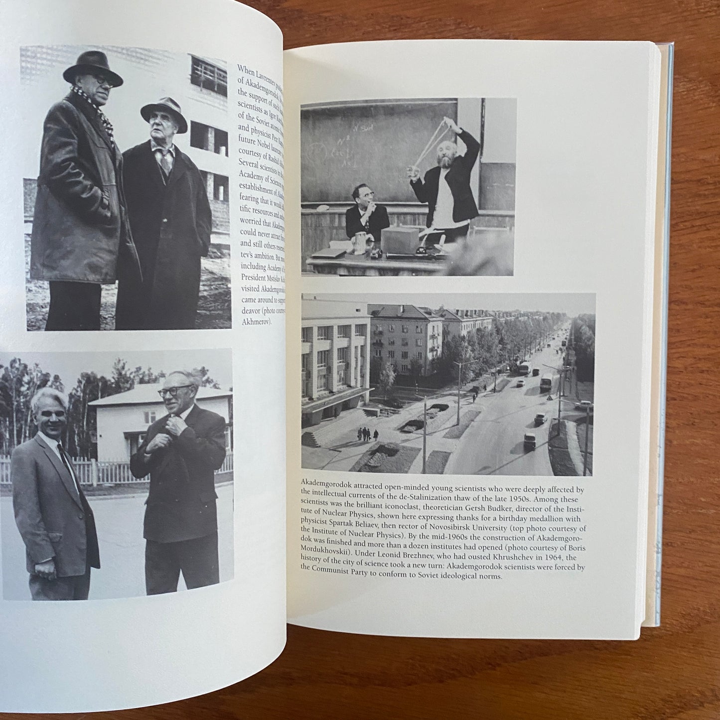 New Atlantis Revisited: Akademgorodok, Che Siberian City Of Science - Paul R. Josephson