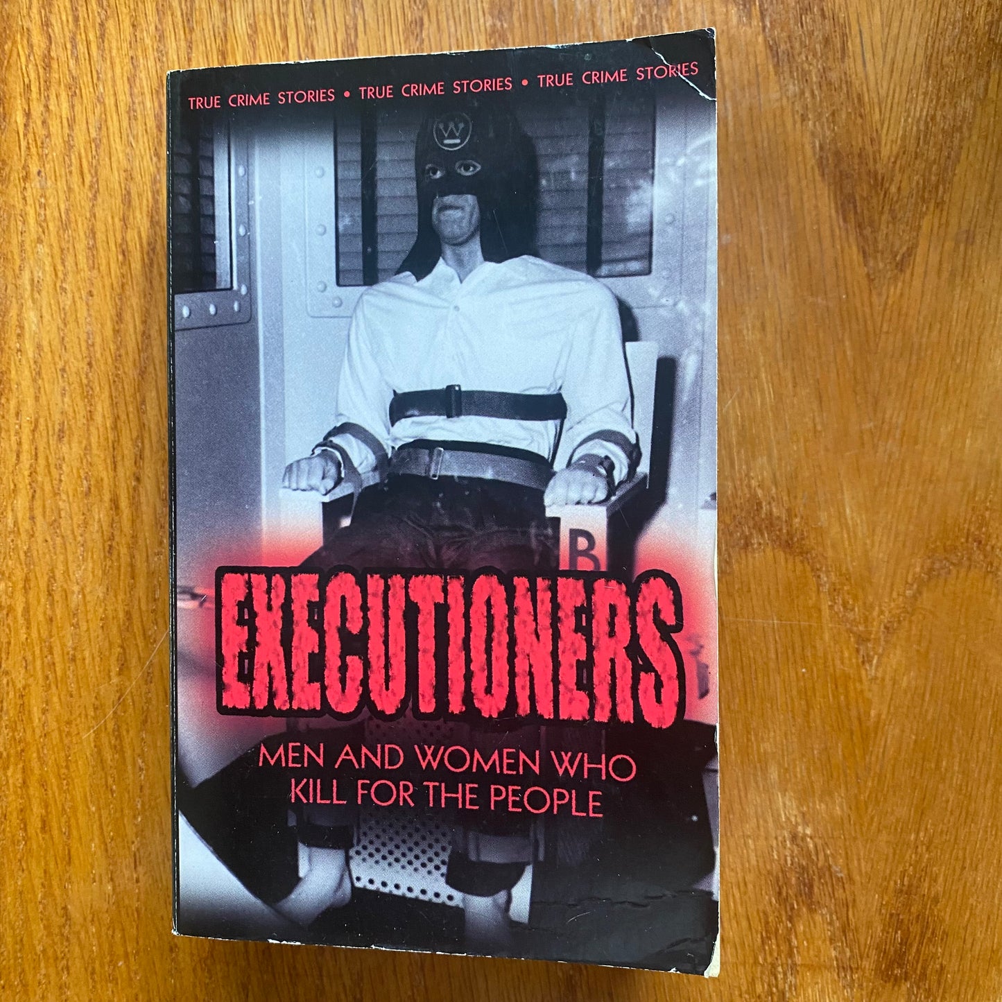 EXECUTIONERS: Men and Women Who Kill for the People - Anne Williams