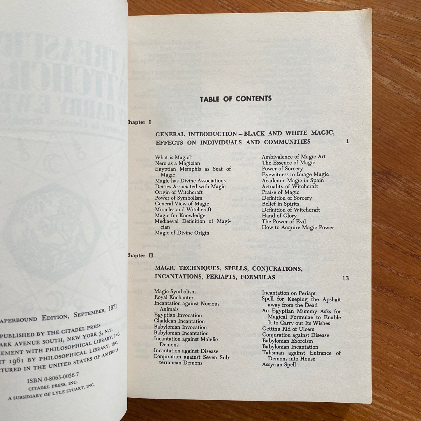 A Treasury of Witchcraft - Harry E. Wedeck