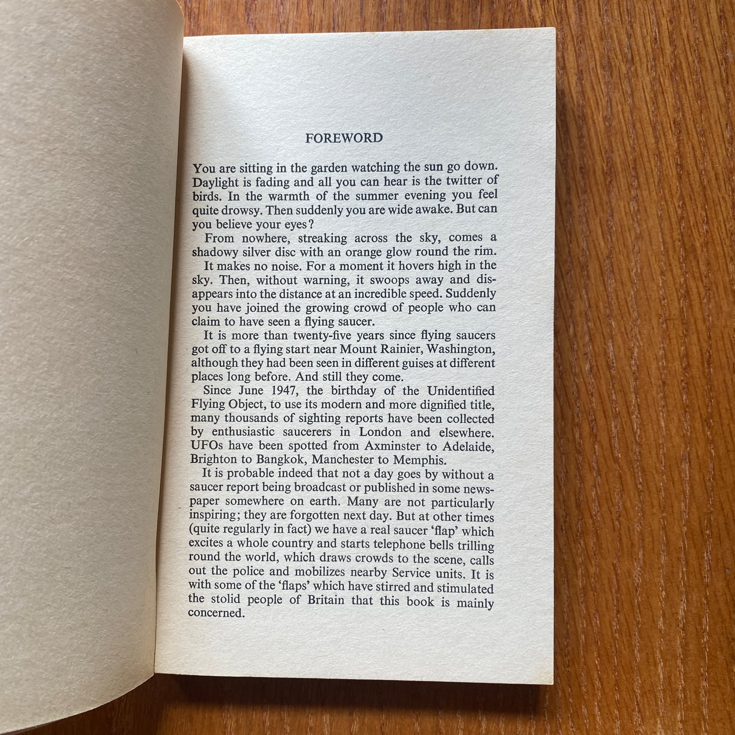 UFO Flying Saucers Over Britain - Robert Chapman