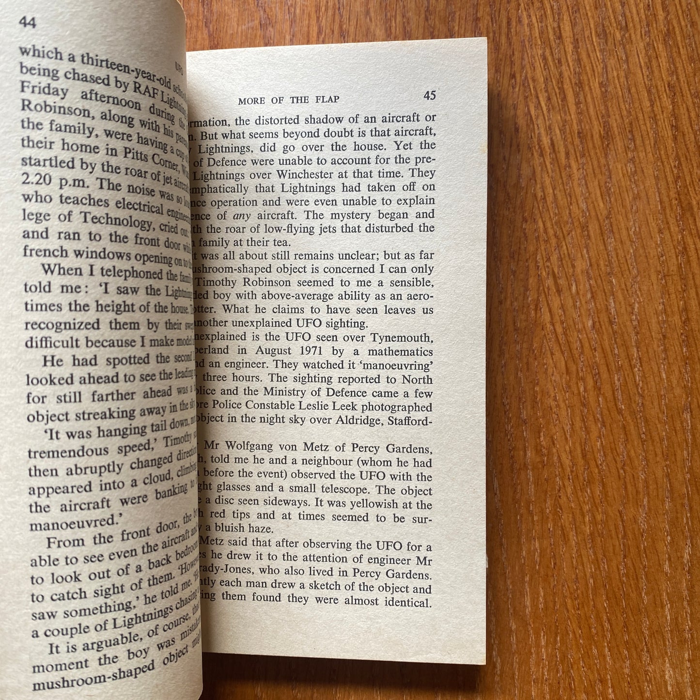 UFO Flying Saucers Over Britain - Robert Chapman