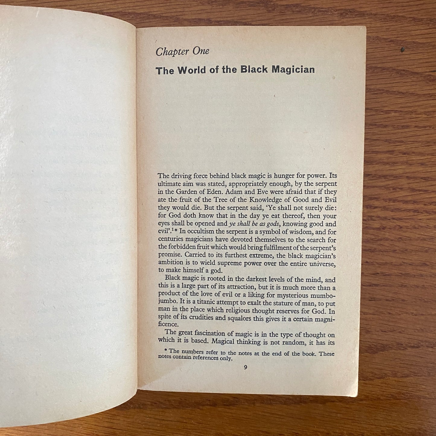 The Black Arts:: A Concise History of Witchcraft, Demonology, Astrology, Alchemy, and Other Mystical Practices Throughout the Ages - Richard Cavendish