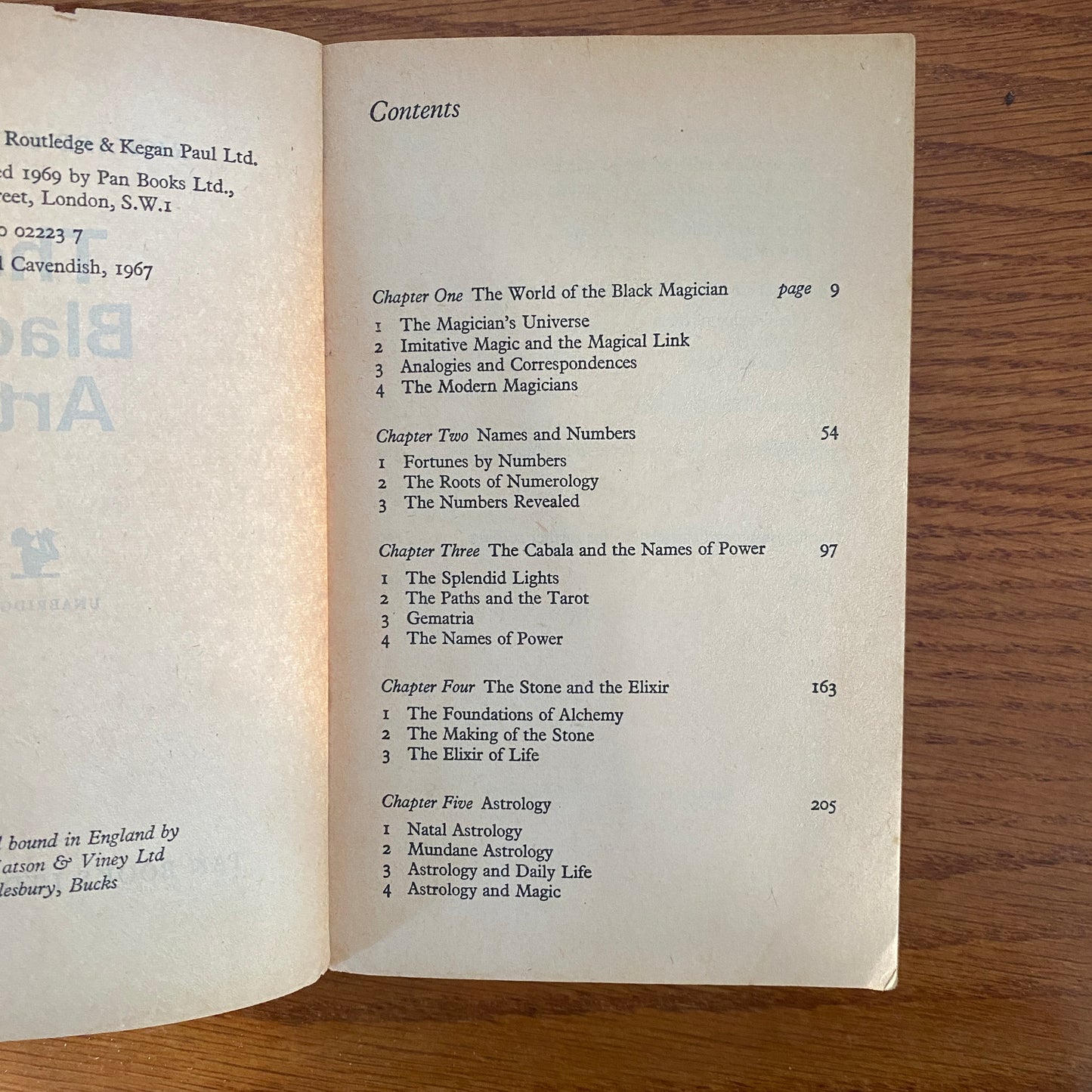 The Black Arts:: A Concise History of Witchcraft, Demonology, Astrology, Alchemy, and Other Mystical Practices Throughout the Ages - Richard Cavendish