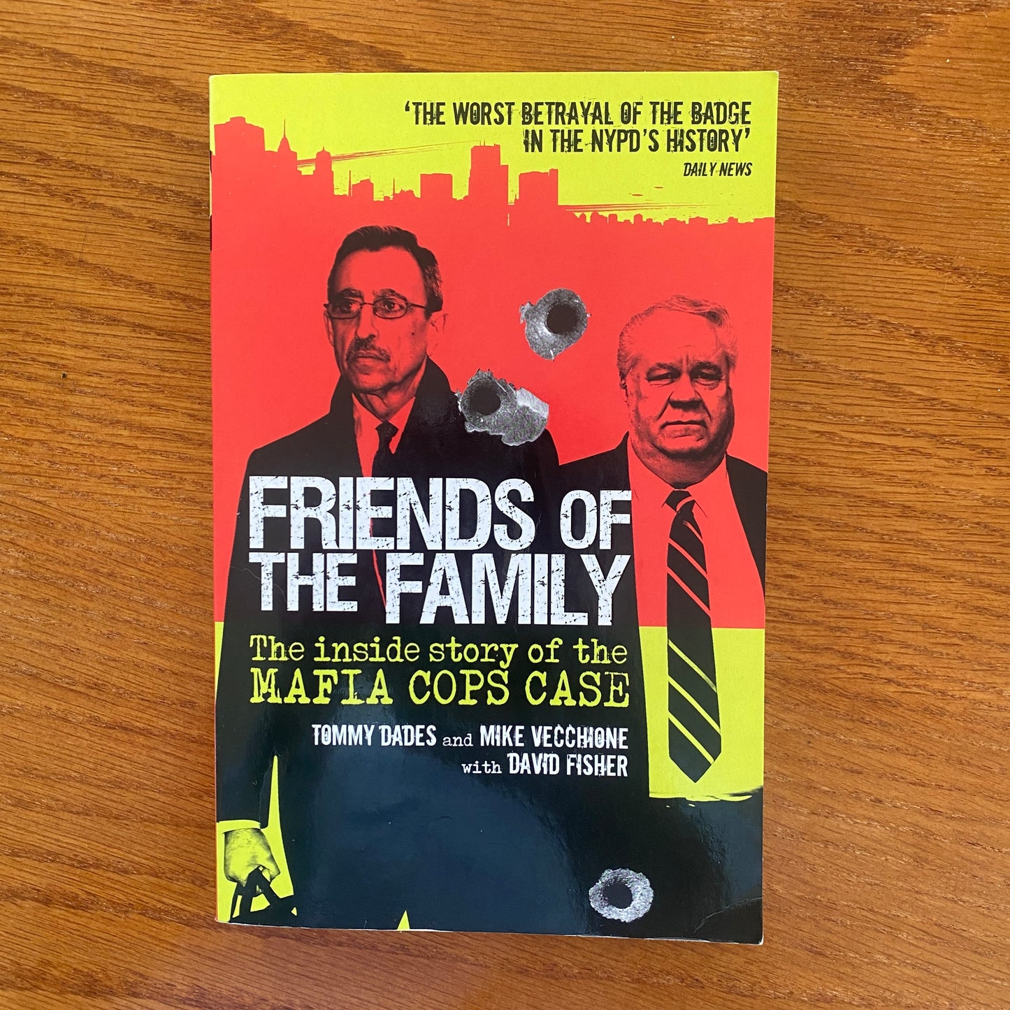 Friends of the Family: The Inside Story of the Mafia Cops Case - Tommy Dades, Mike Vecchione & David Fisher
