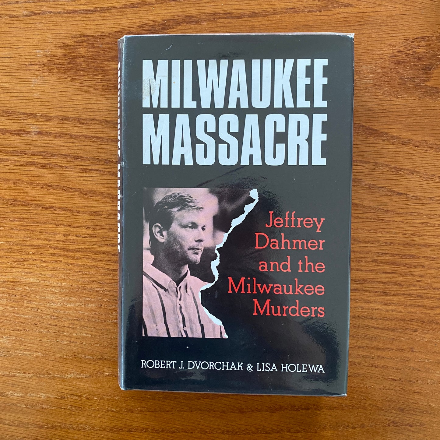 Milwaukee Massacre: Jeffrey Dahmer and the Milwaukee Murders - Robert J. Dvorchak & Lisa Holewa