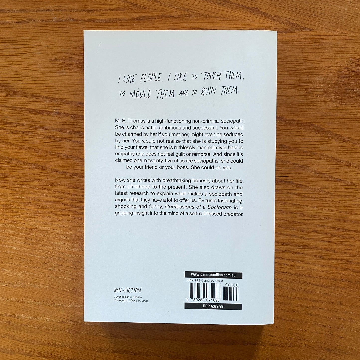 Confessions of a Sociopath: A Life Spent Hiding in Plain Sight Paperback - M. E. Thomas