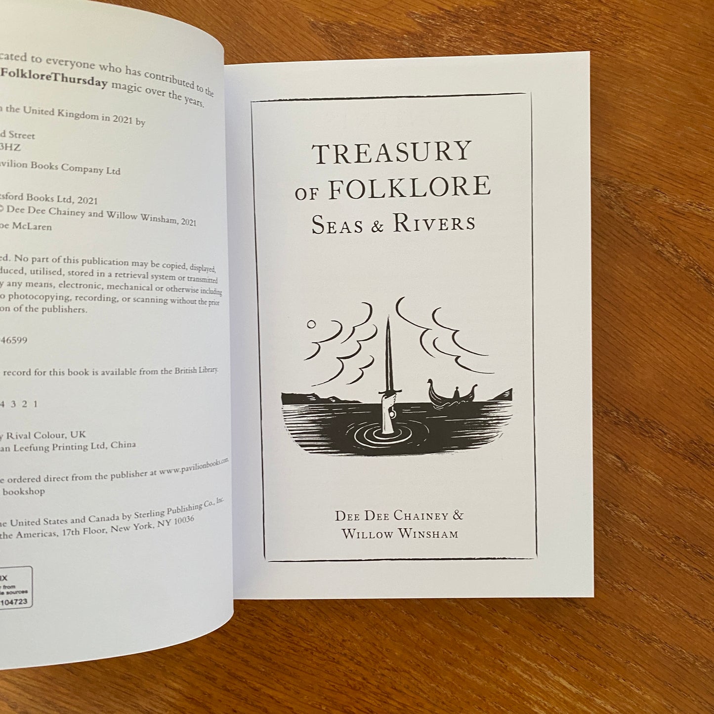 Treasury Of Folklore: Seas & Rivers: Sirens, Selkies And Ghost Ships - Dee Dee Chainey & Willow Winsham