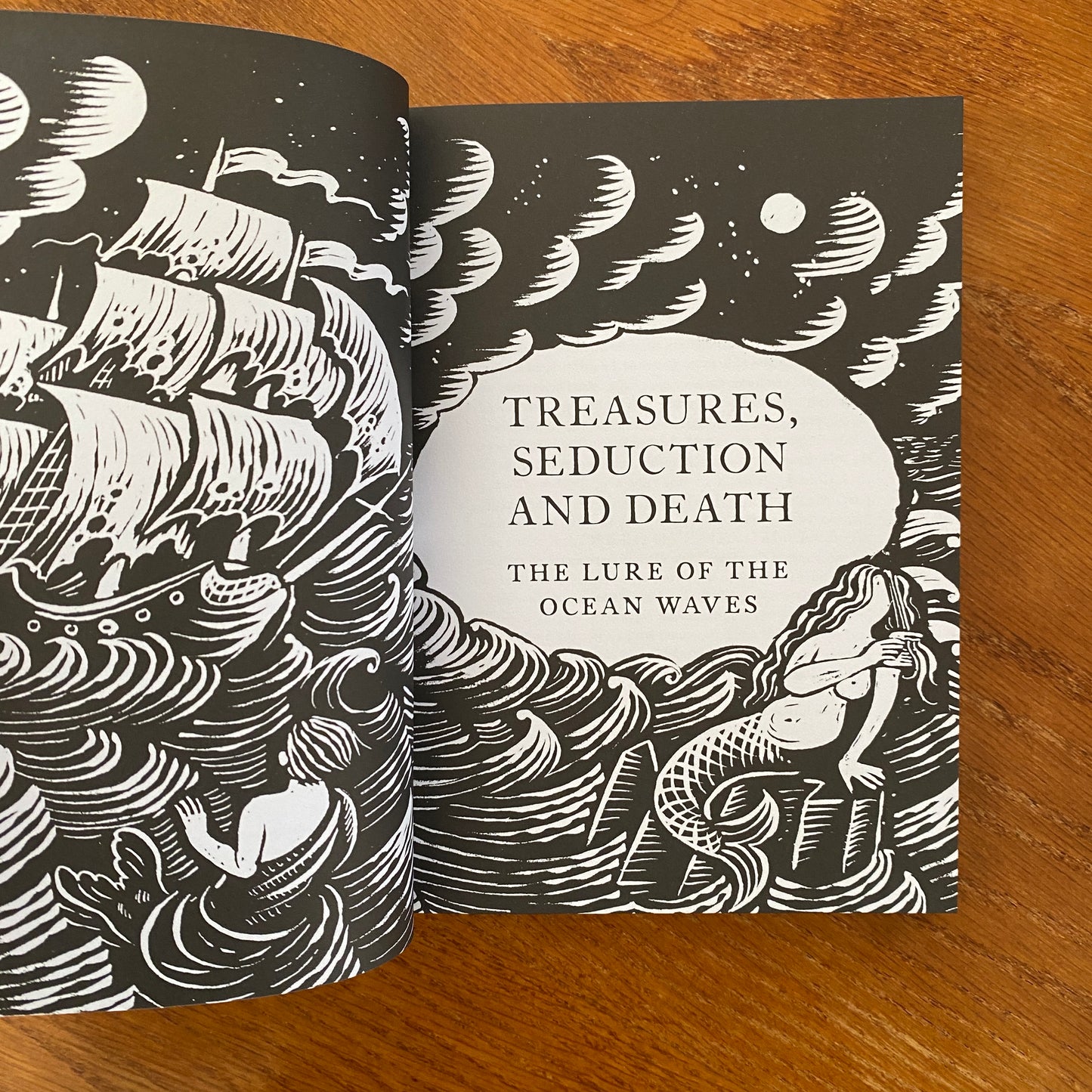 Treasury Of Folklore: Seas & Rivers: Sirens, Selkies And Ghost Ships - Dee Dee Chainey & Willow Winsham